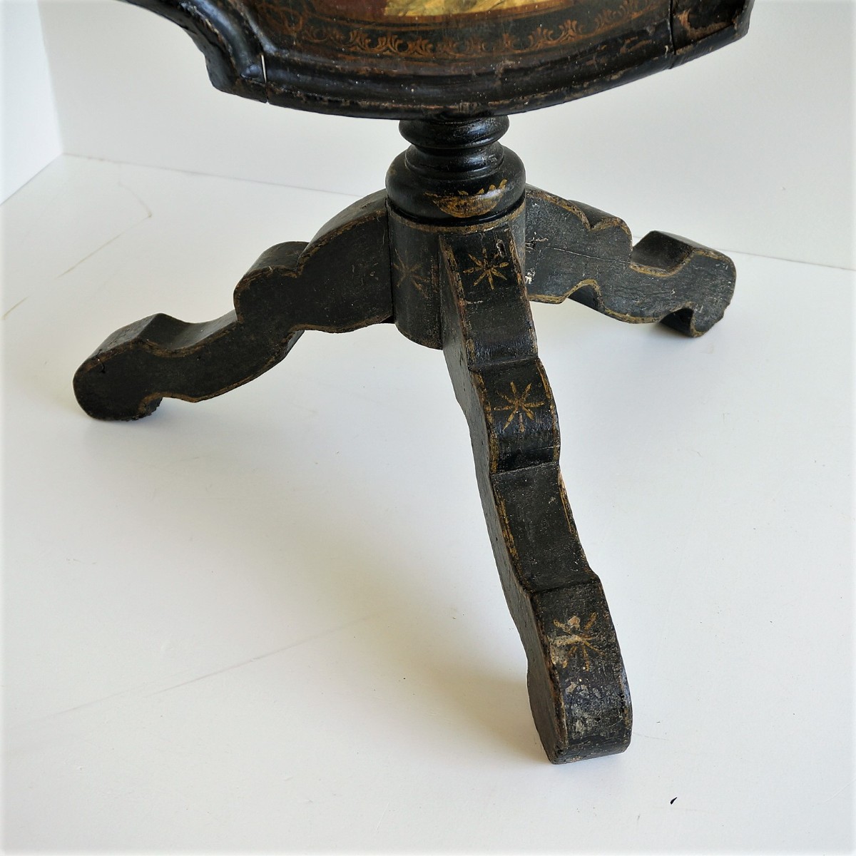 late 18th century Dutch Painted Tilttop Table