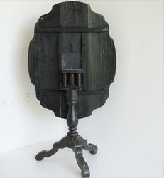Dutch Painted Tilttop Table late 18th century in pine, Dutch, Ameland 1780